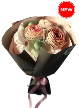 Маленький шоколадный букет:  ранункулюс