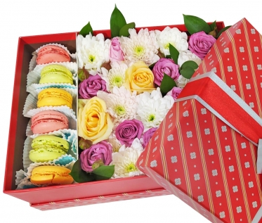 Краса у великій коробці: квiти та макаронс